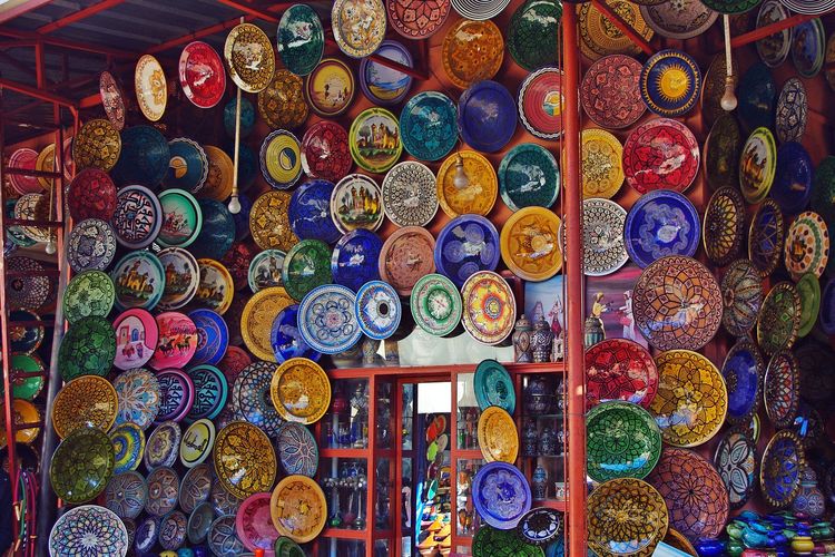Ilustrasi keramik khas Maroko.