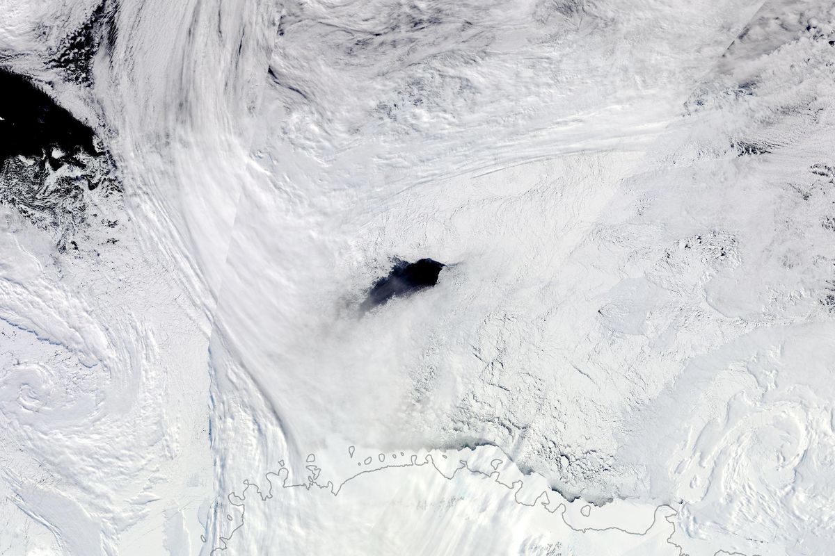 Polynya, lubang terbentuk di es laut di lepas pantai Antartika. Studi baru ungkap lubang misterius yang muncul pertama kali tahun 1973, diduga disebabkan siklon parah sebagai dampak dari sirkulasi atmosfer yang ekstrem.