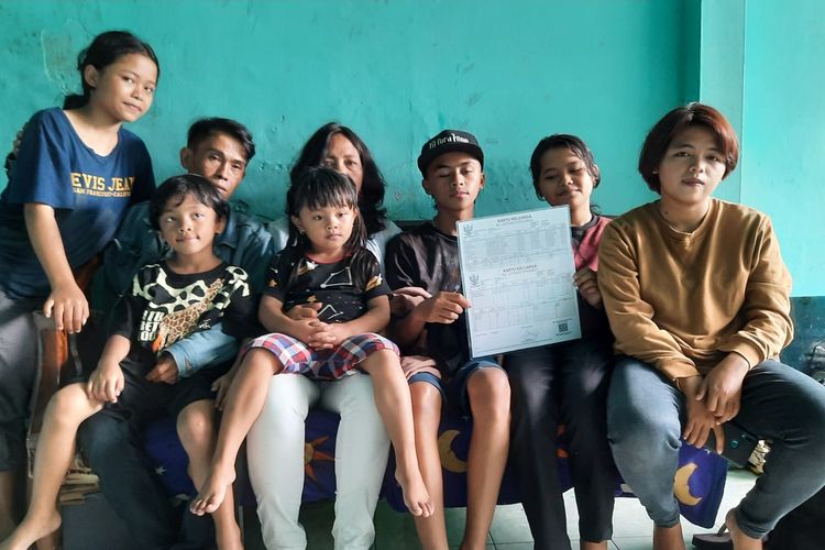 Pasangan Mulyono dan Partina saat berfoto bersama anak-anaknya di kediamannya di Jalan Karamatau nomor 19 Kota Malang, Rabu (24/2/2021).