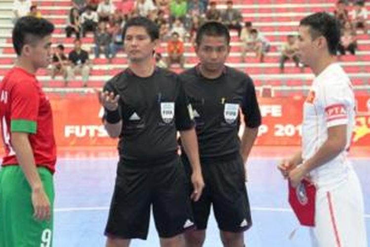 Kapten tim nasional futsal Indonesia, Andriyansyah Agustin (kiri), sebelum dimulainya laga perebutan tempat ketiga Piala AFF Futsal 2013 di Bangkok Thonburi University, Minggu (27/10/2013). Indonesia harus menyerah 3-7 dari Vietnam pada laga ini.