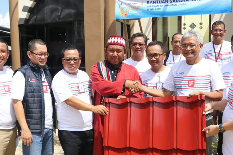 Direktur Network & IT Solution Telkom Zulhelfi Abidin (kedua dari kanan) menyerahkan simbolis bantuan sarana ibadah yang disaksikan oleh Kepala Bidang Kebijakan Tanggung Jawab Sosial Lingkungan Kementerian BUMN RI Eko Setiawan (paling kanan) saat acara Safari Ramadhan BUMN Hadir untuk Negeri di Tarakan, Jumat (17/5).
