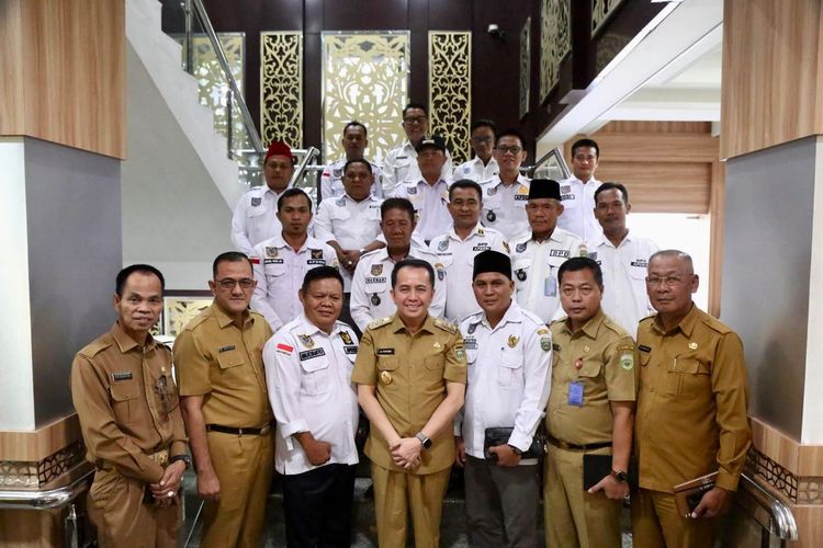 Penjabat (Pj) Gubernur Provinsi Sumatera Selatan (Sumsel) Agus Fatoni saat menerima audiensi DPD APDESI Sumsel di Kantor Gubernur Sumsel, Palembang, Sumsel, Senin (12/2/2024).
