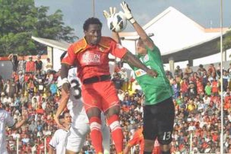 Penyerang Semen Padang Edward Wilson Junior, Selasa (14/5/2013) berupaya menyundul bola dan berhadapan dengan kiper SHB Da Nang, Nguyen Thanh Binh dalam laga babak 16 besar Piala AFC 2013 di Stadion Haji Agus Salim, Kota Padang, Sumatera Barat. Semen Padang menang 2-1 (1-1) dalam laga itu dan melenggang ke persaingan elit di babak perempat final.

