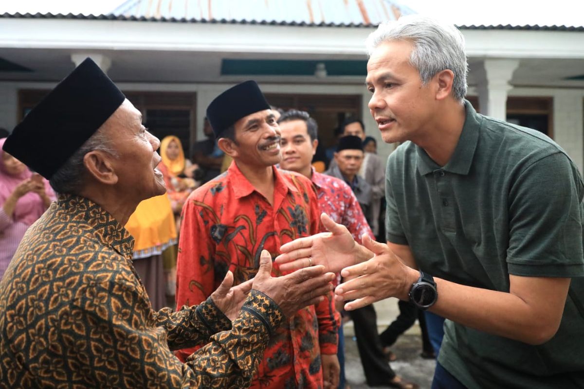 Gubernur Jawa Tengah Ganjar Pranowo bertemu dengan teman masa kecilnya saat menggelar open house Idul Fitri 1440 Hijriyah di Tawangmangu, Kabupaten Karanganyar, Jawa Tengah, Jumat (7/6/2019).
