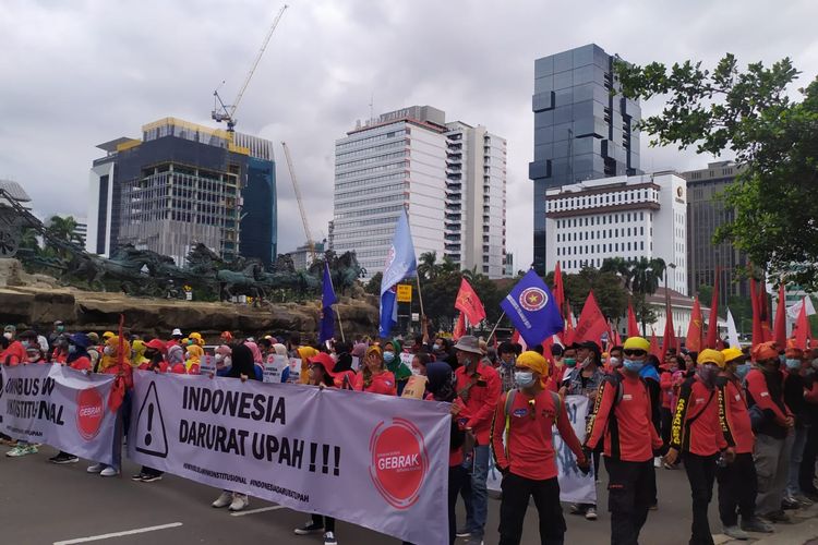 Ratusan massa mewakili buruh, melanjutkan aksi dari Balai Kota DKI Jakarta ke Monumen Patung Kuda, Jakarta Pusat, pada Senin (29/11/2021) sore. 