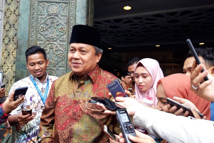 Gubernur Bank Indonesia Perry Warjiyo ketika memberikan paparan kepada awak media di depan Masjid BI, Jumat (28/12/2018).