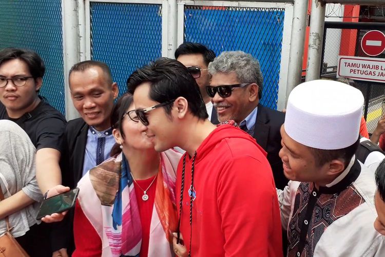 Kriss Hatta dicium oleh Ibunda Tuty Suratinah selepas bebas dari penjara di LP Cipinang, Jakarta Timur, Minggu (22/12/2019). 
