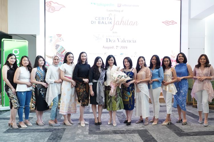 (Dari kiri ke kanan) Kreator Batik Kultur_ (ke-empat dari kiri) AVP of Business Tokopedia, Jessica Stephanie Jap_ (ke-tiga dari kanan) Founder of Batik Kultur, Dea Valencia