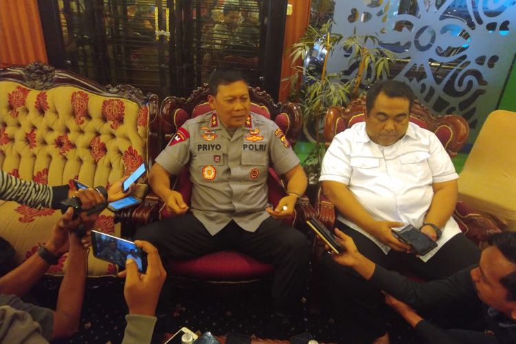 Kapolda Kalimantan Timur Irjen Pol Priyo Widyanto saat diwawancarai awak media usai pertemuan bersama para rektor, direktur dan beberapa kepala sekolah menengah atas di Hotel Bumi Senyiur Samarinda, Selasa (1/10/2019). 