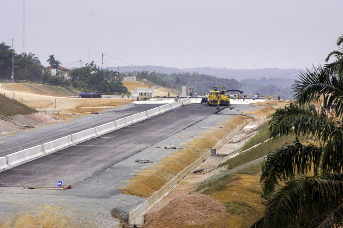 Pekerja beraktivitas di lokasi proyek Tol Pekanbaru-Dumai, di Provinsi Riau, Selasa (13/3/2018). Perkembangan konstruksi Jalan Tol Pekanbaru-Dumai sepanjang 131,475 km, yang dikerjakan PT Hutama Karya ini, progresnya mencapai sekitar 8,95 persen berdasarkan data Kementerian BUMN. Pekerjaan yang dilakukan kini berupa pembersihan lahan, pekerjaan tanah, box culvert, dan pekerjaan solid sodding.