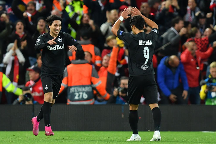 Takumi Minnamino (kiri) dan Hwang Hee-chan (kanan) berkontribusi pada dua gol yang dicetak RB Salzburg melawan Liverpool pada hari Kamis (3/10/2019) dini hari di Anfield.