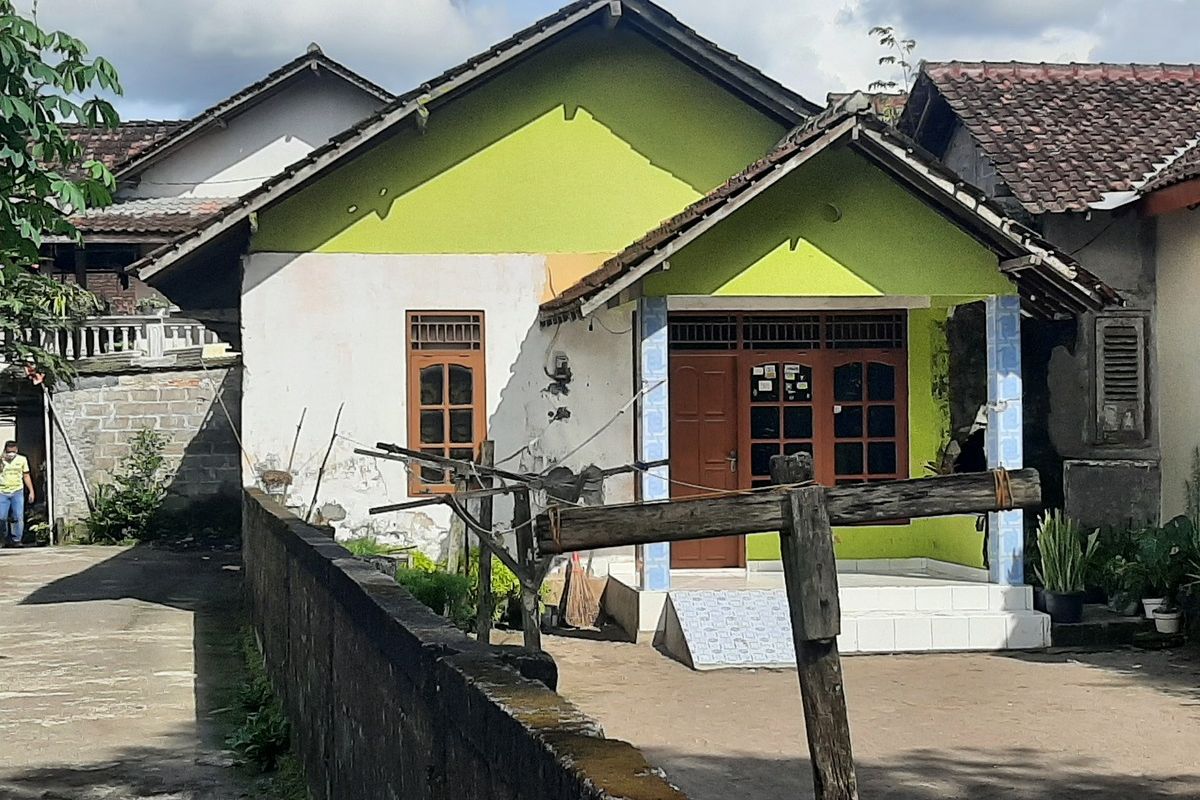 Kondisi rumah usai Densus 88 melakukan penangkapan terhadap satu orang terduga teroris di wilayah Jetis Jogopaten, Pandowoharjo, Kabupaten Sleman pada Minggu (22/01/2023) pagi.