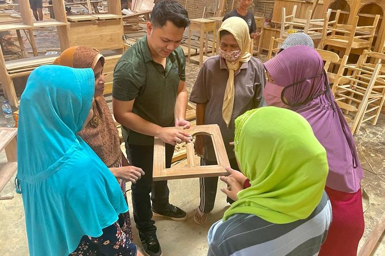 Suasana proses penggarapan mebel di salah satu pengrajin mebel dan ukir di Kabupaten Jepara, Jawa Tengah, Rabu (6/9/2023). 