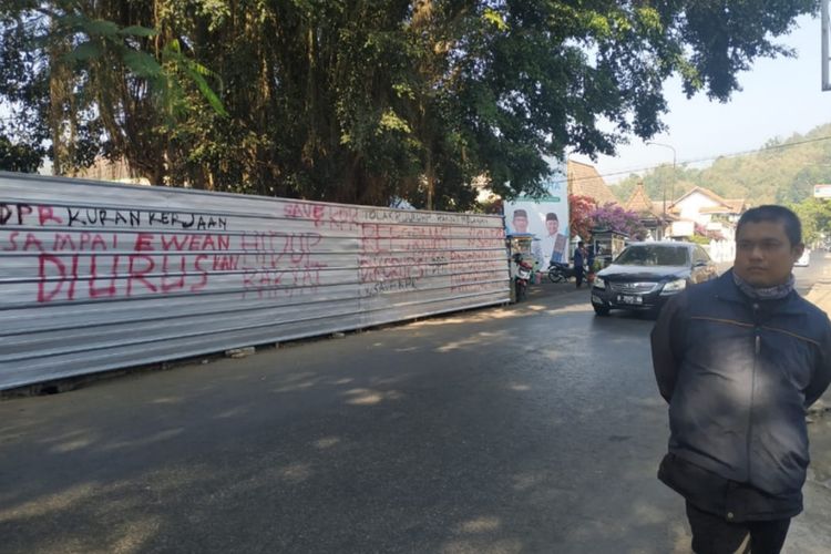 Aksi vandalisme mengecam anggota DPR RI menghiasi papan pembatas proyek di depan DPRD Sumedang, Rabu (25/9/2019).