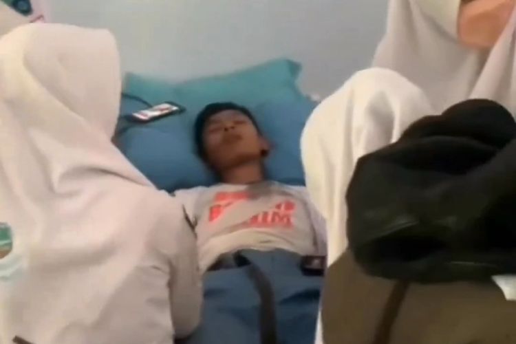 Tangkapan layar video Viral 2 siswa di Jombang, Jawa Timur, mengalami kram berat akibat hukuman fisik.