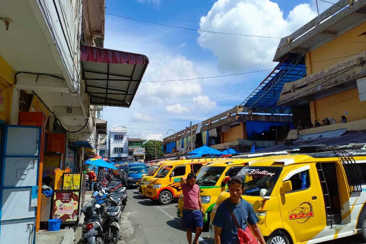Foto: Angkutan umum dan angkutan desa (Angdes) mogok di Jalan Sutoyo, Kota Pematangsiantar, Provinsi Sumatera Utara, Jumat (27/9/2024).