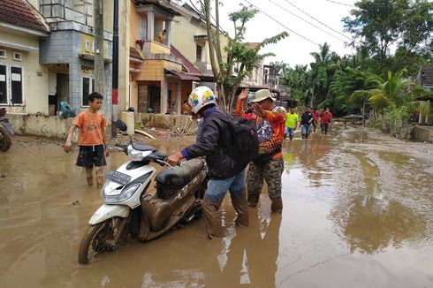 Cerita Korban Banjir Medan, Tak Sangka Bisa Lintasi Banjir Setinggi Dada, Padahal Gendong 2 Anak