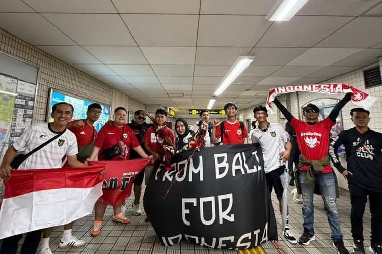 M Ridho Ilyasa bersama suporter timnas Indonesia saat menyaksikan laga pemungkas putaran ketiga Kualifikasi Piala Dunia 2026 Zona Asia melawan tuan rumah Jepang yang berakhir dengan skor 6-0 di Suita City Stadium Osaka, Selasa (10/6/2025) malam.