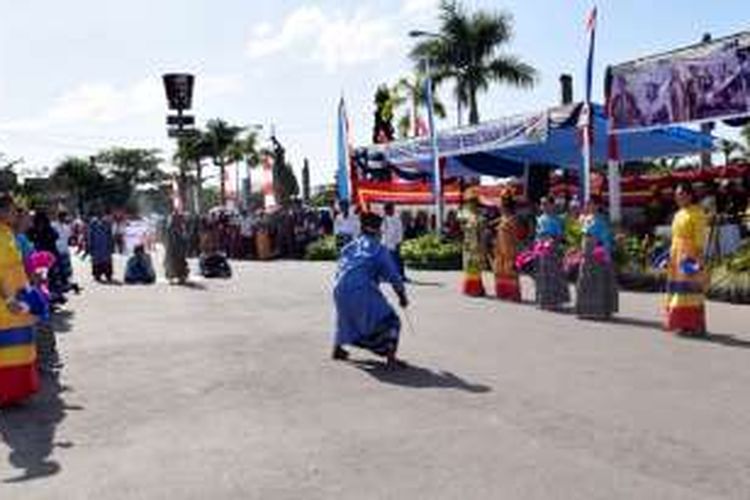 Karnaval budaya ramaikan Festival Kota Tua Keraton Kesultanan Buton di Kota Baubau, Sulawesi Tenggara, Minggu (16/10/2016). Terlihat salah satu peserta menampilkan tarian mangaru dalam karnaval budaya.