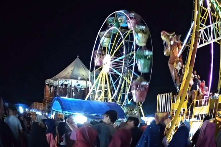 Warga memadati area Pasar Malam, Jalan Merdeka, Kota Lhokseumawe, Minggu (3/2/2018) malam.