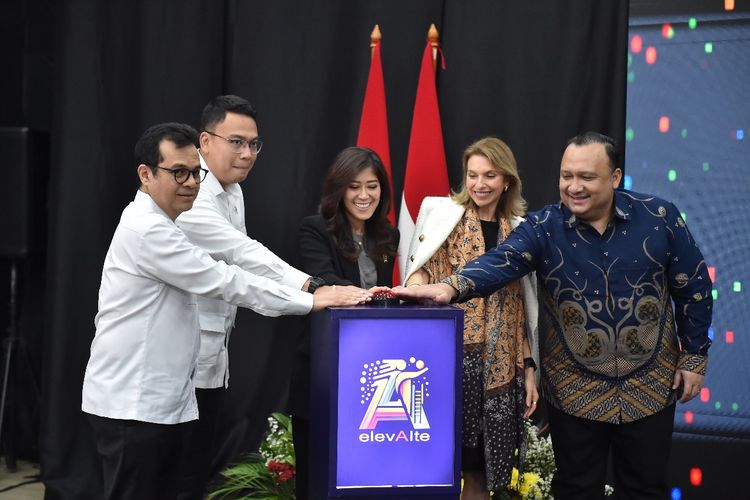 Peluncuran program ElevAIte. Program ini ditargetkan membekali satu juta taleta digital Indonesia dengan keterampilan AI hingga 2025 mendatang.
