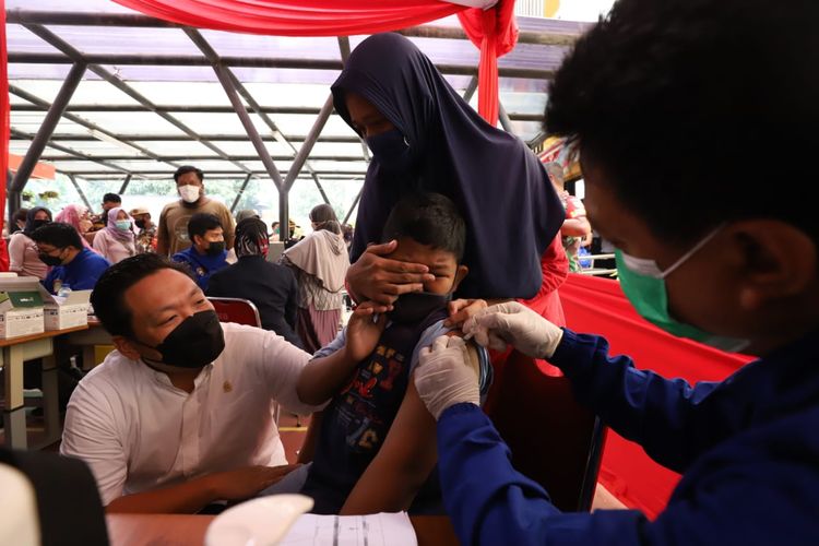Wakil Ketua Komisi IX DPR Charles Honoris saat meninjau vaksinasi bagi penyandang disabilitas di SLB Negeri 9 Jakarta, Sunter, Jakarta Utara. (Dok Istimewa).