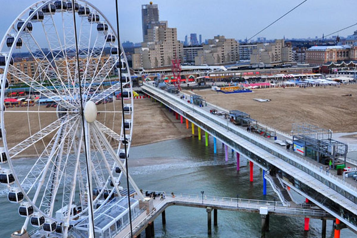 Sky View De Pier di Pantai Scheveningen, Den Haag, Belanda.