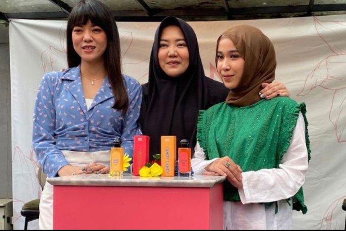 Kiri ke kanan: Riana Rizki, Riza Saraswati, dan Indy Ratna saat memperkenal produk CYKAS. 