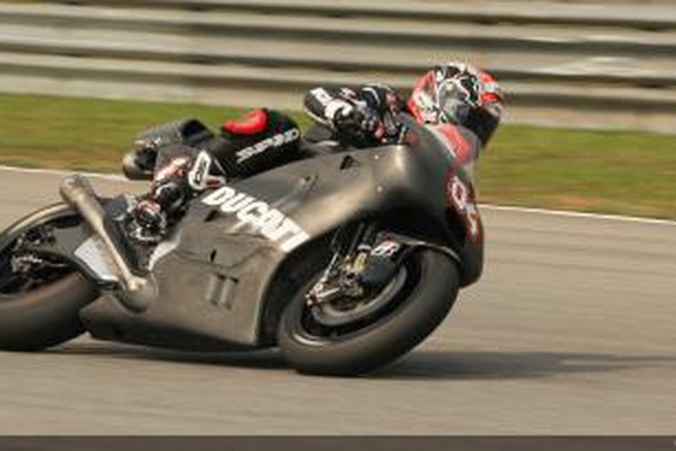 Pebalap Ducati asal Italia Andrea Dovizioso mencoba motor kelas open pada hari ketiga uji coba pramusim MotoGP 2014 di Sirkuit Sepang, Malaysia, Jumat (28/2/2014).