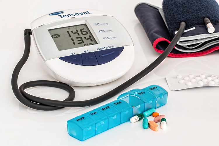 Ilustrasi alat cek tekanan darah yang menunjukkan tekanan darah diastolik dan sistolik.