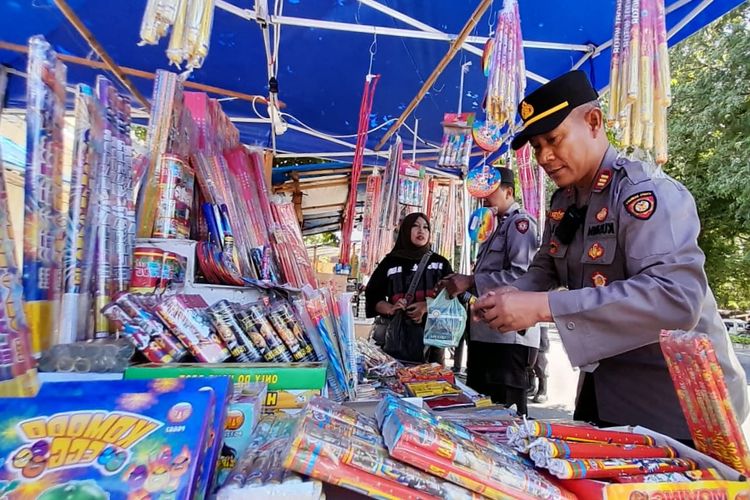Polisi saat melakukan razia di sejumlah pedagang petasan di Banyuwangi 