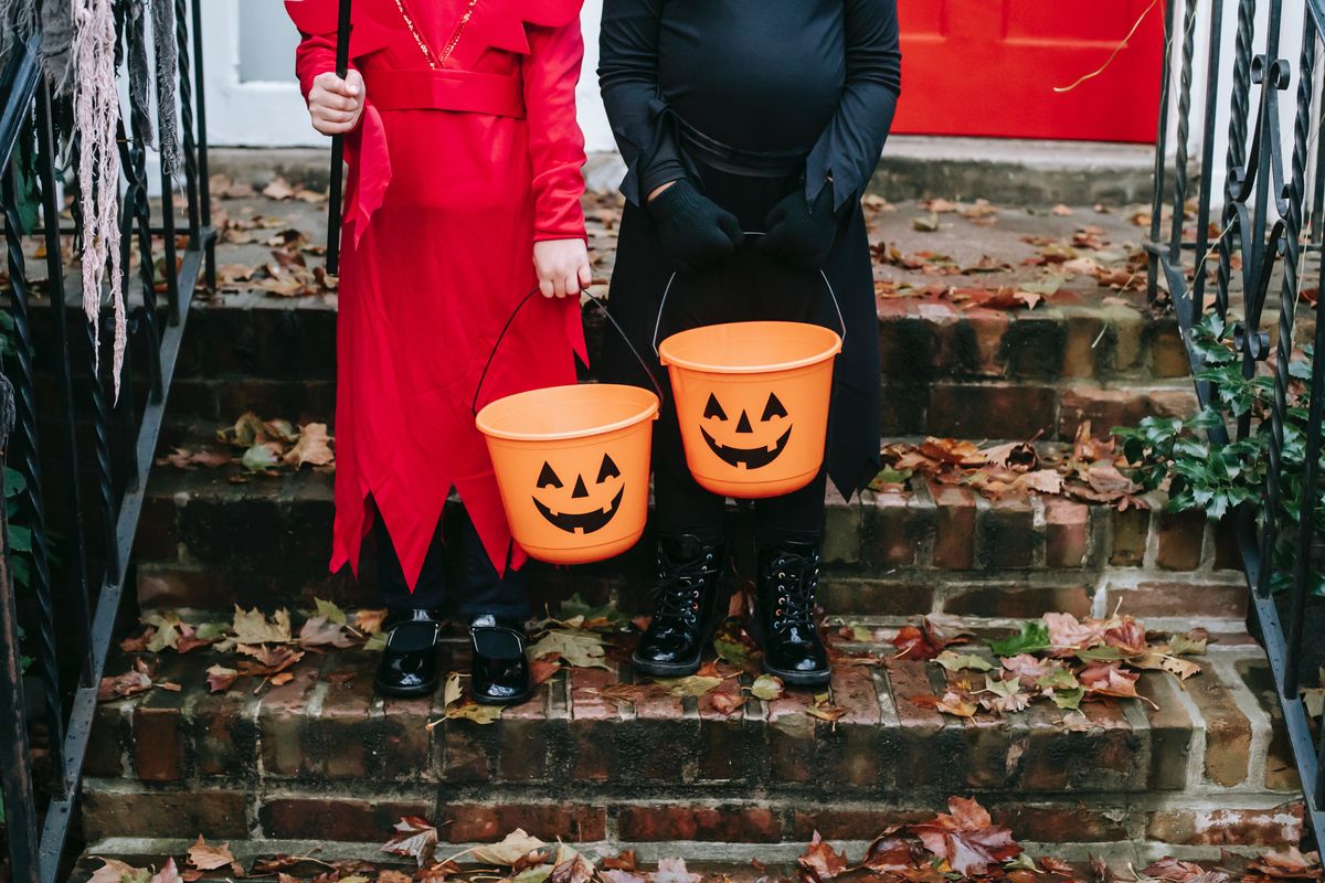 Selain labu jack-o-lantern dan mengenakan kostum seram, trick-or-treat atau kebiasaan berkeliling dan meminta permen pun dilakukan anak-anak di negara-negara barat di hari Halloween. 