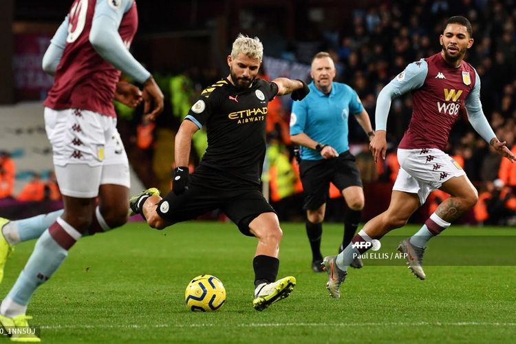 Striker Manchester City, Sergio Aguero, melepas tembakan untuk mencetak gol ketiga City ke gawang Aston Villa di Villa Park, Birmingham, 12 Januari 2020.