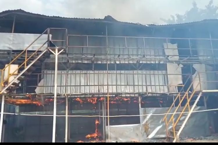 Kebakaran melanda bedeng milik karyawan PT APG di Jalan MT Haryono, Cawang, Kramatjati, Jakarta Timur, Kamis (12/8/2021).