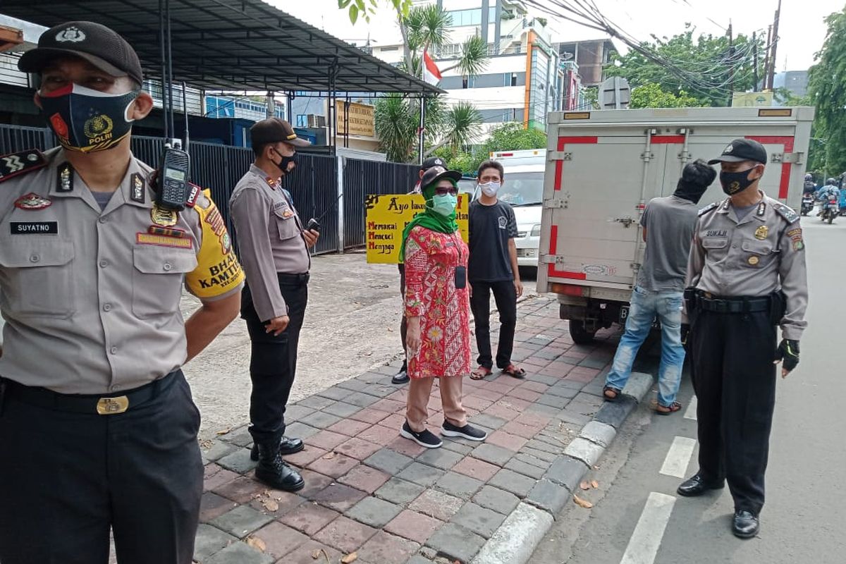 Razia masker kembali digelar di kawasan Tambora oleh petugas gabungan pada Kamis (22/10/2020). Pihak petugas menjaring 25 orang pelanggar