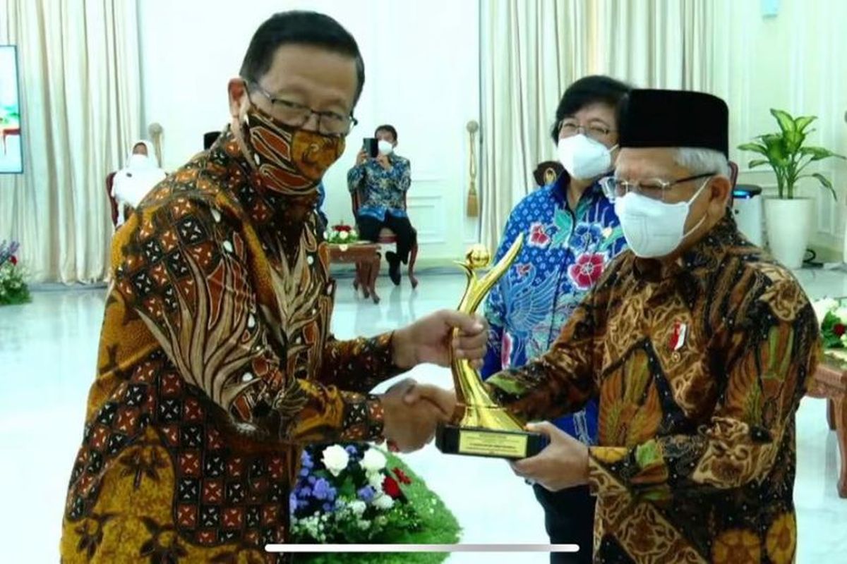 Penyerahan penghargaan Proper kategori Emas oleh Wapres Ma?ruf Amin kepada Sido Muncul yang diwakili Plant Manager Sido Muncul Hadi Hartoyo di Istana Wapres, Jakarta, Kamis (29/12/2022) (Dok. Sido Muncul)
