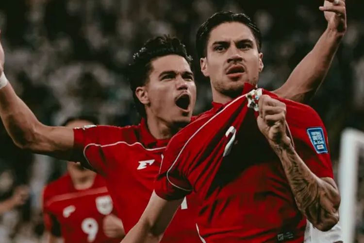 Pesepak bola timnas Indonesia Kevin Diks (kanan) bersama rekannya Ragnar Oratmangoen (kiri) berselebrasi usai mencetak gol penalti ke gawang Arab Saudi.