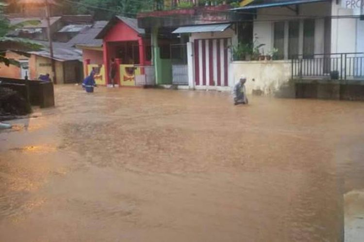 Banjir rendam puluan rumah warga, di kawasan Batu Merah Kecamatan Sirimau Ambon Senin (12/6/2017)