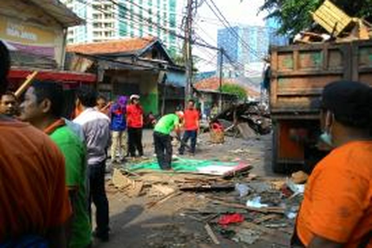 Pada Selasa (28/7/2015), Pemerintah Kota Administrasi Jakarta Selatan menertibkan ratusan bangunan di Jembatan Lima, Menteng Dalam, Tebet, Jakarta Selatan.  