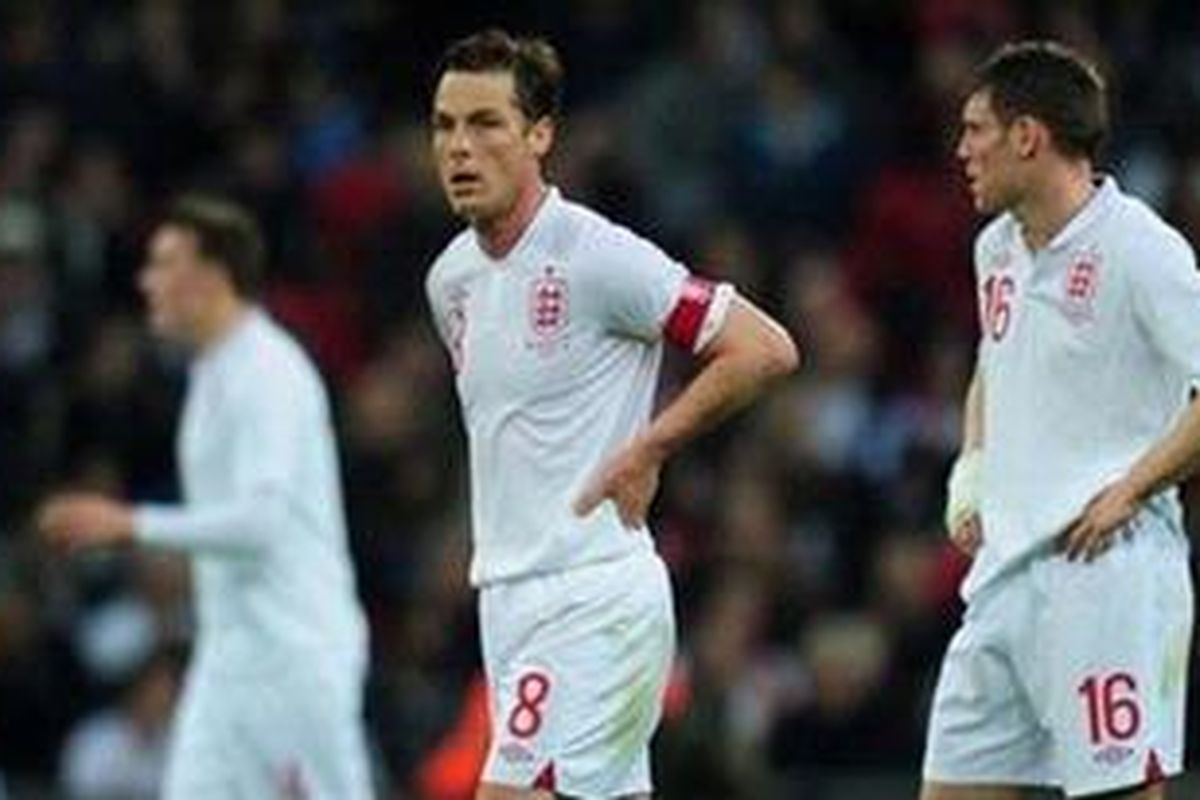 Gelandang Tottenham Hotspur, Scott Parker (kiri).