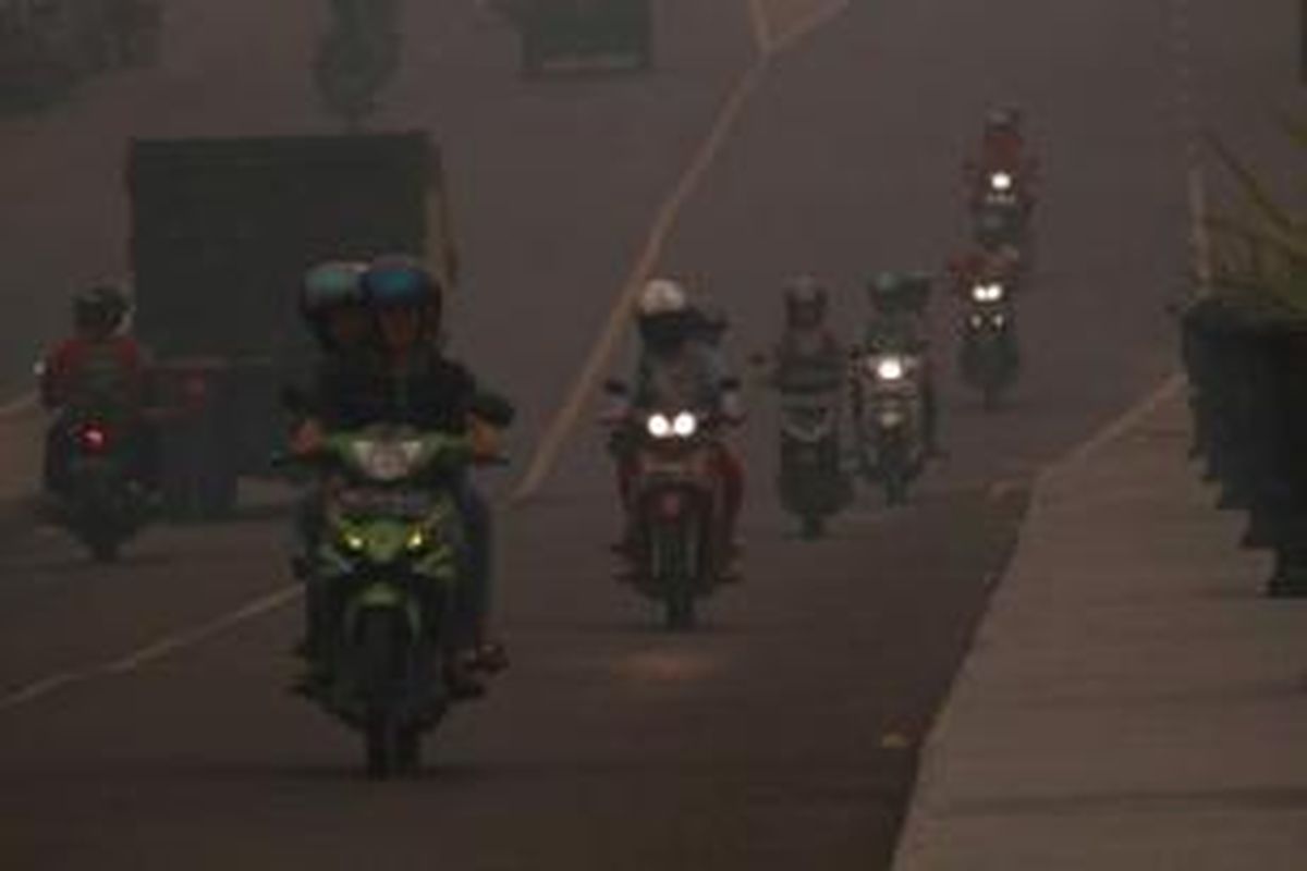 Suasana kabut asap yang menyelimuti Kota Palangkaraya, Kalimantan Tengah (27/10/2015). Meski hujan deras mengguyur Kota Palangkaraya malam sebelumnya, kabut asap pekat masih menyelimuti Bumi Tambun Bungai. 