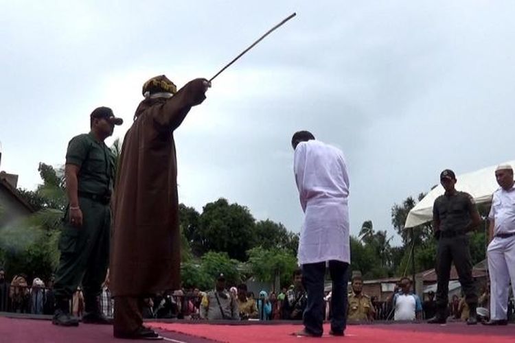 Seorang pria lanjut usia menjaani eksekusi cambuk karena terbukti melanggar hukum syariat islam yakni melkaukan judi. Sebanyak 23 pria yang sebagian besar berusia paruh baya menjalani hukuman cambuk karena berjudi di Banda Aceh, Senin (15/8/2016)