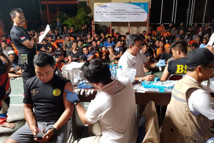Tim medis Bio Farma memvaksin relawan dan korban bencana gempa dan tsunami di Palu. Hal ini untuk mencegah penyakit tetanus dan flu yang biasanya ada di lokasi bencana.