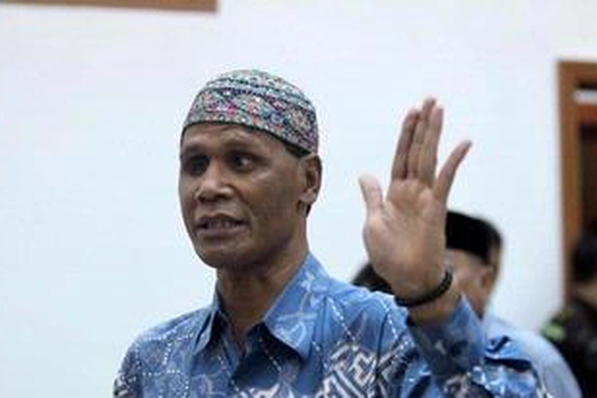 Terdakwa Hercules Rosario Marshal menjalani sidang perdana di Pengadilan Negeri Jakarta Barat, Kamis (30/5/2013). Hercules beserta kelompoknya ditangkap saat terjadi bentrok dan penyerangan kepada polisi di sekitar ruko kawasan Srengseng, Kembangan, Jakarta Barat, 8 Maret lalu. 