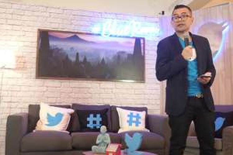 Country Business Head Twitter Indonesia, Roy Simangunsong saat meresmikan #BlueRoom di Jakarta, Kamis (4/8/2016)