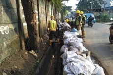 Cegah Kecelakaan Pemotor di Jalan Limo, PT TLKJ Normalisasi Drainase hingga Pasang Marka Penggaduh di Jalan