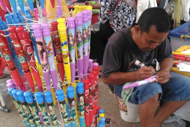 Pedagang pulpen sedang menulis grafir saat hari puncak peringatan Hari Keluarga Nasional 2017 di Bandar Lampung