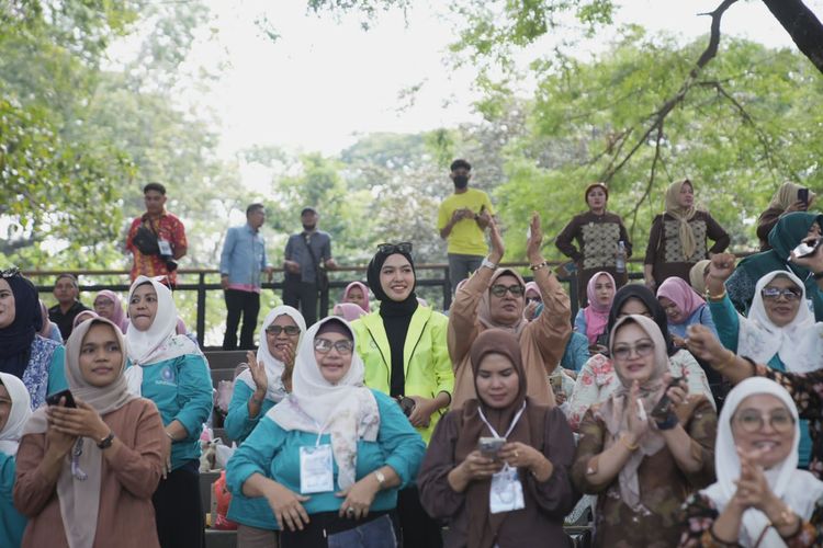 TP PKK Pulau Taliabu mewakili Maluku Utara untuk mengikuti sejumlah lomba dalam puncak acara peringatan KGK ke-52 di Solo.