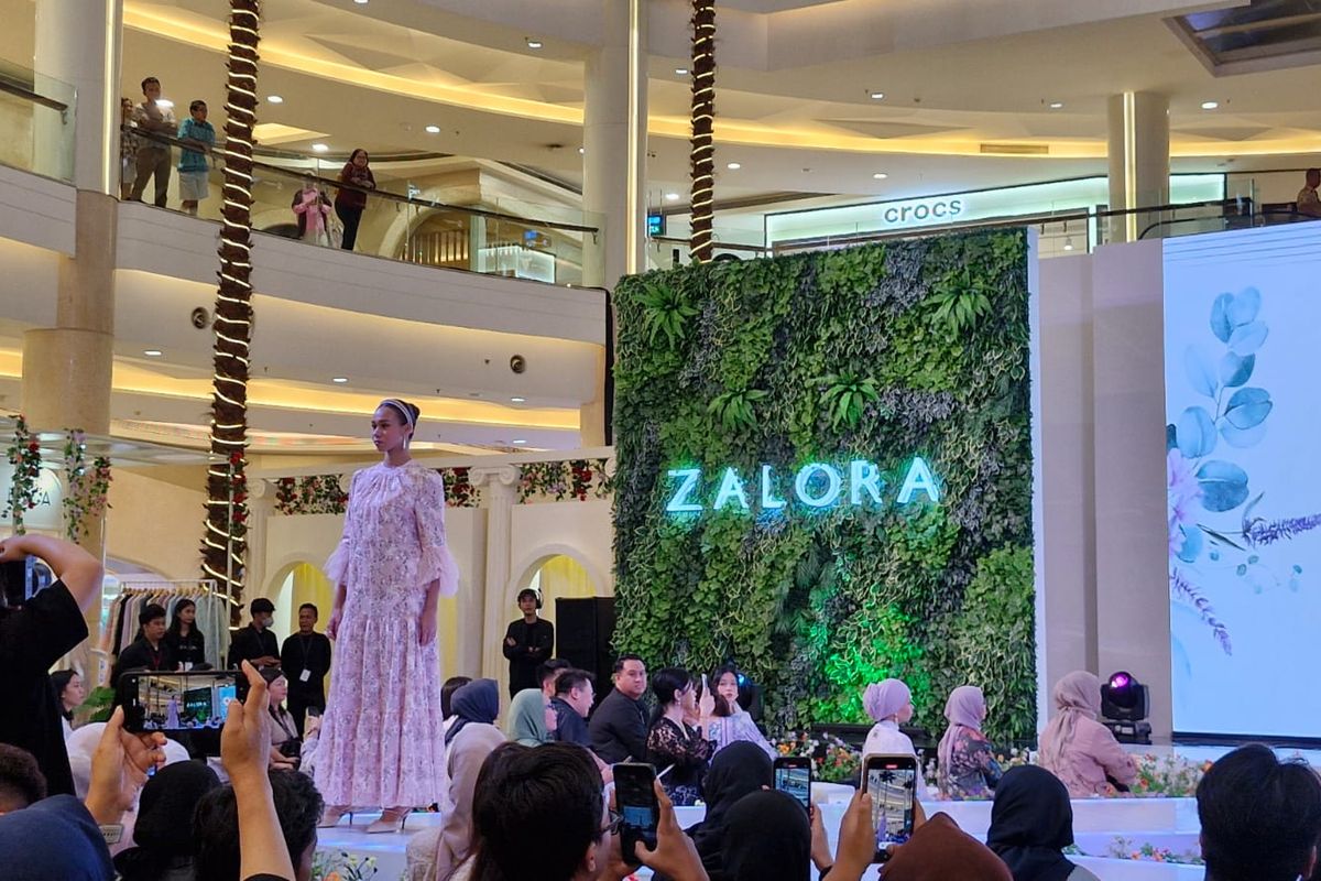 Seorang model mengenakan baju salah satu desainer yang mengisi event ZALORAYA 2024, yang dibuka di Atrium Kota Kasablanka, Jakarta Selatan, Jumat (23/2/2024). 