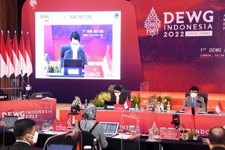 Chair DEWG Presidensi G20 Indonesia, Mira Tayyiba saat menyampaikan Issue Note on Priority Issue dalam Pertemuan Pertama Kelompok Kerja Ekonomi Digital (1st DEWG G20) yang berlangsung secara hibrida dari Hotel Aruna Senggigi, Lombok Barat, Nusa Tenggara Barat, Selasa (29/03/2022) sore. 